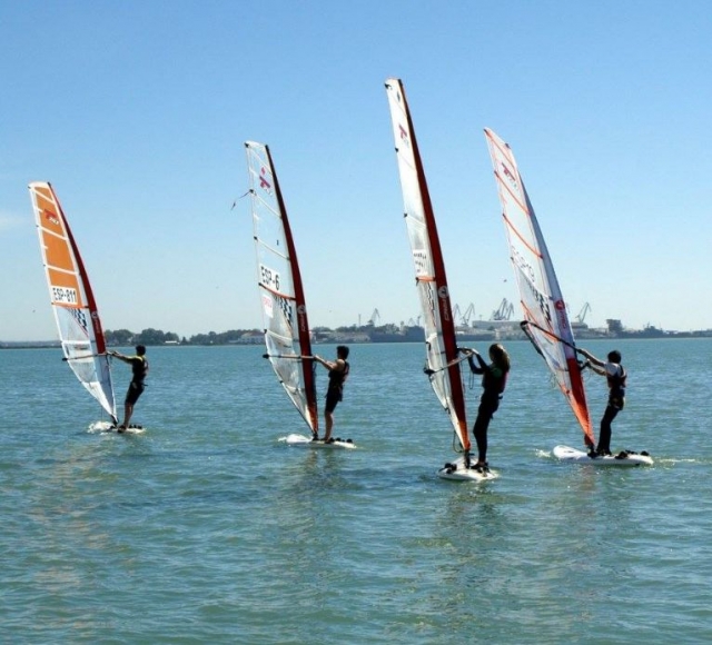  pratiquer la planche à voile 